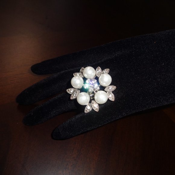 Costume jewelry- flower ring - Picture 1 of 11